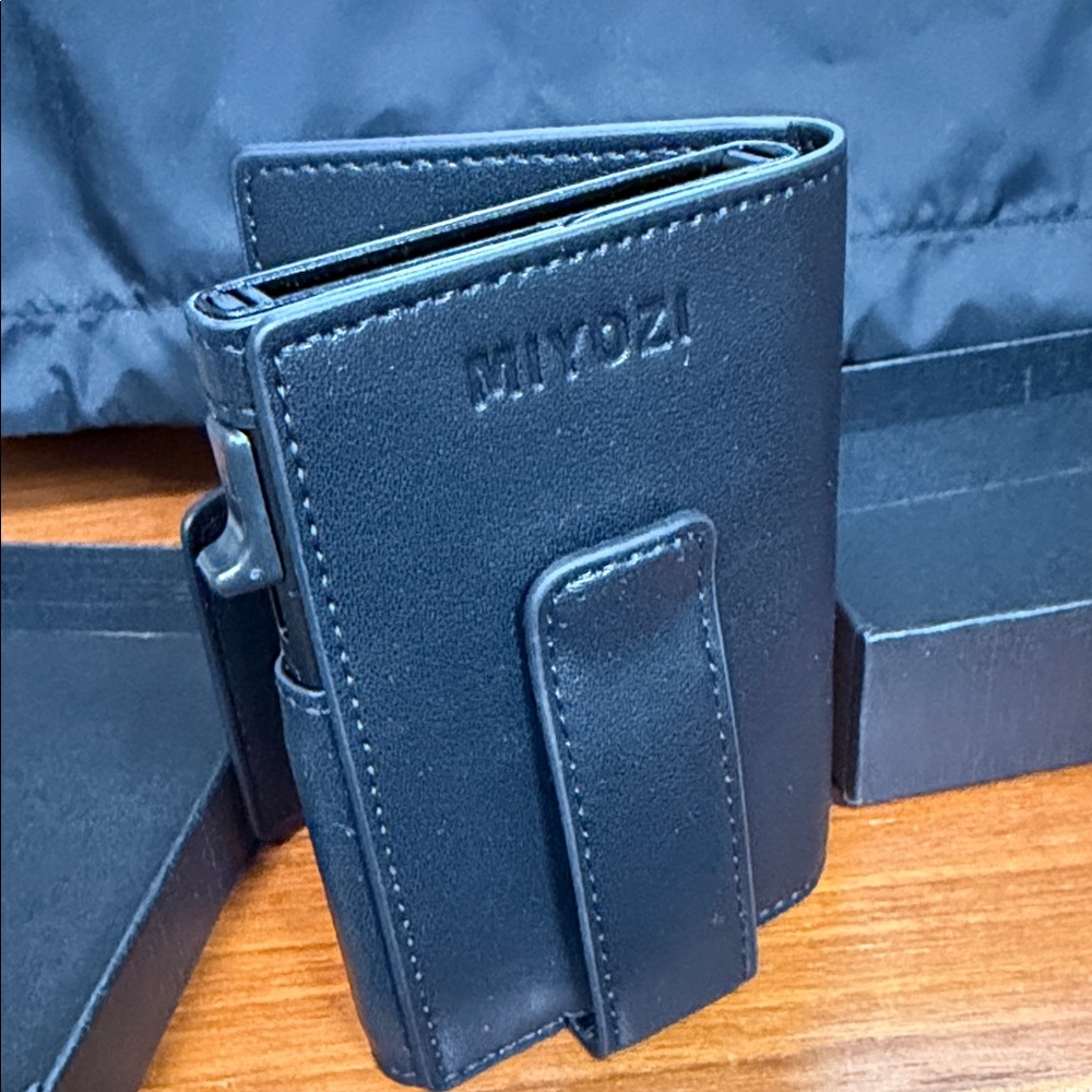 Black Leather Card & Key Organizer with Belt Clip - Picture 5 of 5